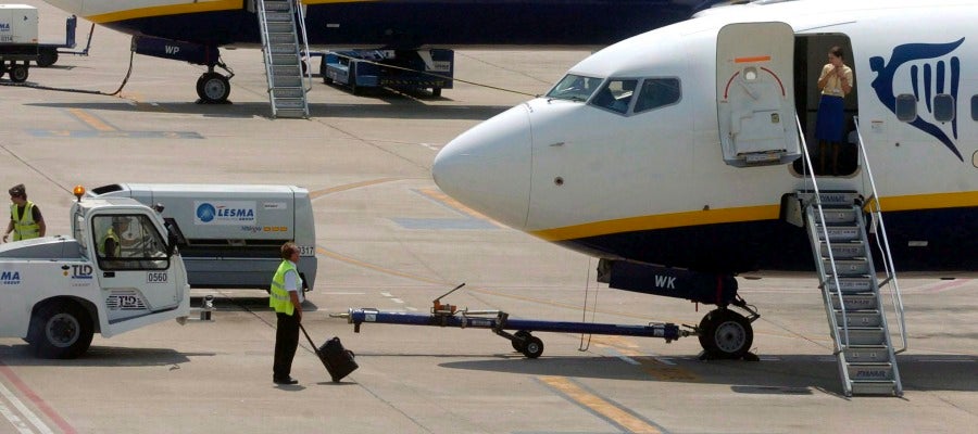 Dos aviones de la aerolínea irlandesa de bajo coste Ryanair Dos aviones de la aerolínea irlandesa de bajo coste Ryanair