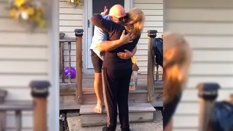 La emoción de un hombre que veía en blanco y negro al poder ver por primera vez los colores La emoción de un hombre que veía en blanco y negro al poder ver por primera vez los colores