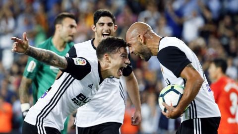 Santi Mina y Zaza celebran uno de los goles del Valencia ante el M&aacute;laga