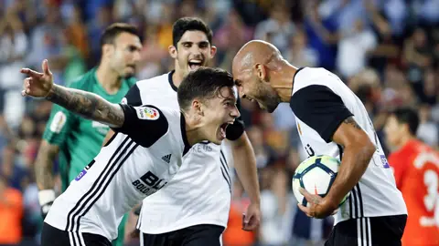 Santi Mina y Zaza celebran uno de los goles del Valencia ante el Málaga Santi Mina y Zaza celebran uno de los goles del Valencia ante el Málaga