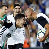 Santi Mina y Zaza celebran uno de los goles del Valencia ante el Málaga Santi Mina y Zaza celebran uno de los goles del Valencia ante el Málaga
