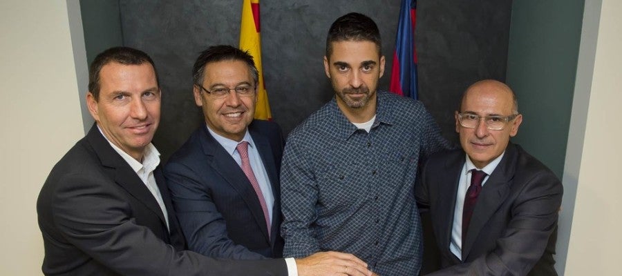 Navarro posa con Bartomeu tras llegar a un acuerdo Navarro posa con Bartomeu tras llegar a un acuerdo