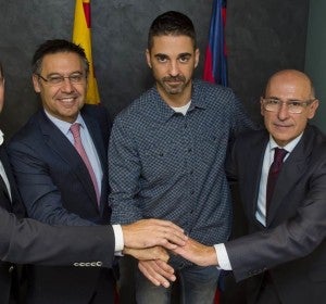 Navarro posa con Bartomeu tras llegar a un acuerdo Navarro posa con Bartomeu tras llegar a un acuerdo