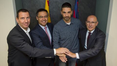 Navarro posa con Bartomeu tras llegar a un acuerdo