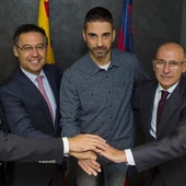 Navarro posa con Bartomeu tras llegar a un acuerdo Navarro posa con Bartomeu tras llegar a un acuerdo