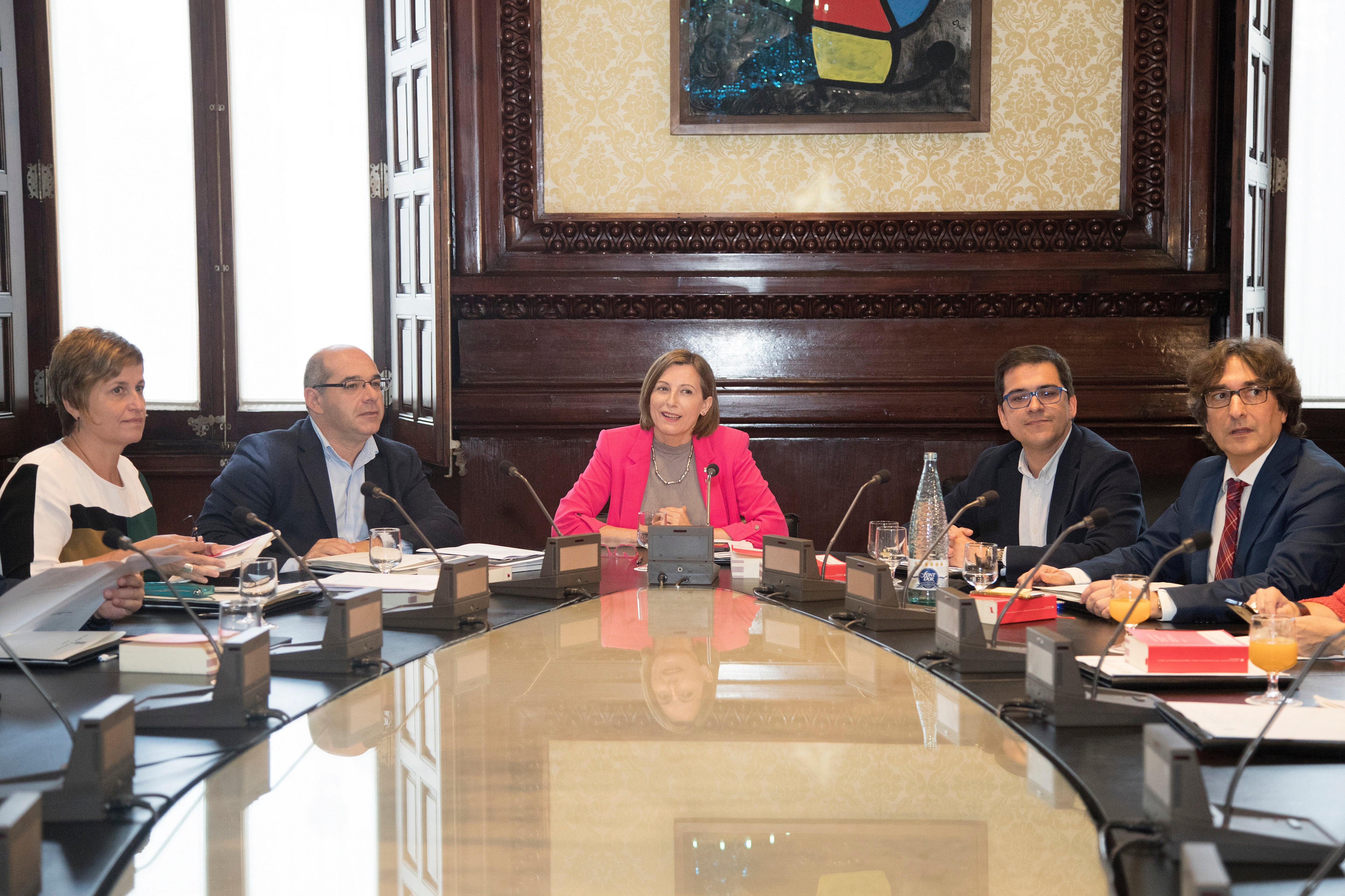 El Tribunal Supremo admite la querella por rebelión, sedición y malversación contra la Mesa del Parlament El Tribunal Supremo admite la querella por rebelión, sedición y malversación contra la Mesa del Parlament