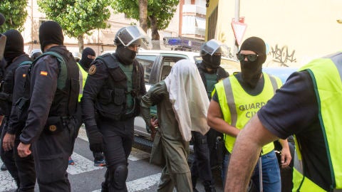 Miembros de la Guardia Civil custodian a un detenido en una operaci&oacute;n anterior en Lleida contra el terrorismo yihadista