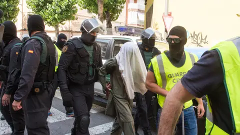 Miembros de la Guardia Civil custodian a un detenido en una operación anterior en Lleida contra el terrorismo yihadista Miembros de la Guardia Civil custodian a un detenido en una operación anterior en Lleida contra el terrorismo yihadista