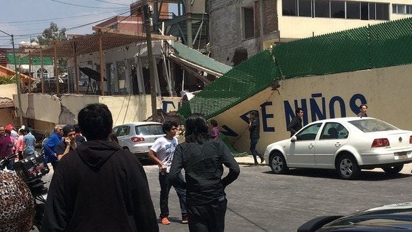 Ascienden a 32 los niños muertos en el derrumbe de un colegio por el sismo en México Ascienden a 32 los niños muertos en el derrumbe de un colegio por el sismo en México