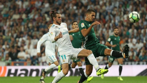Bale y Feddal disputan el bal&oacute;n durante el Real Madrid - Betis