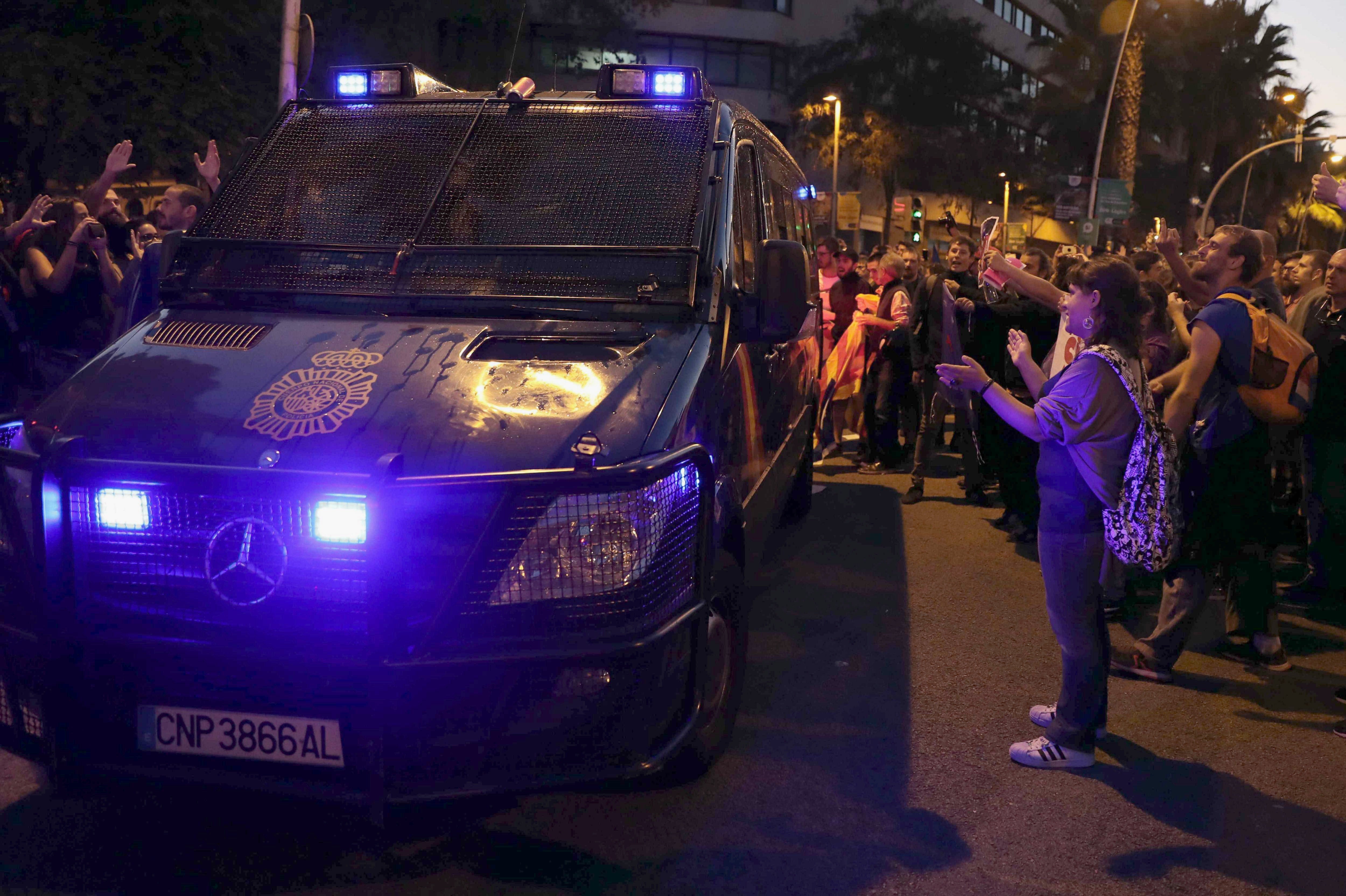 La Policía Nacional se retira de la sede de la CUP tras horas de despliegue La Policía Nacional se retira de la sede de la CUP tras horas de despliegue
