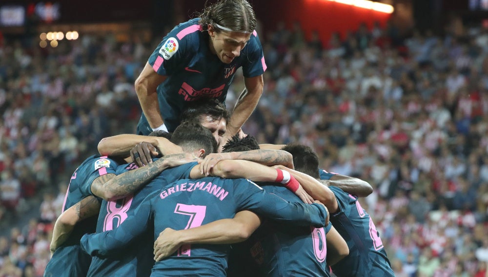 El Atlético de Madrid celebra en grupo un gol en San Mamés
