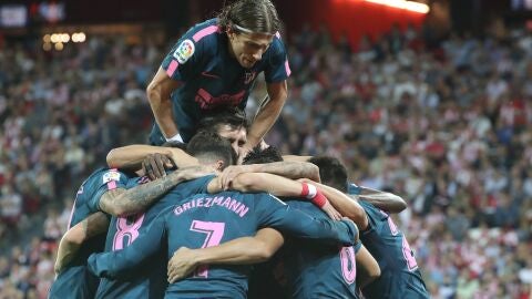 El Atl&eacute;tico de Madrid celebra en grupo un gol en San Mam&eacute;s