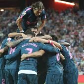 El Atlético de Madrid celebra en grupo un gol en San Mamés