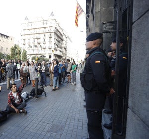 Guardias Civiles en la puerta de la consellería de Economía de la Generalitat Guardias Civiles en la puerta de la consellería de Economía de la Generalitat