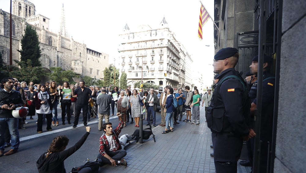 Guardias Civiles en la puerta de la consellería de Economía de la Generalitat
