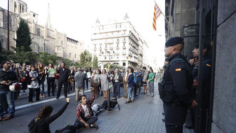 Guardias Civiles en la puerta de la conseller&iacute;a de Econom&iacute;a de la Generalitat