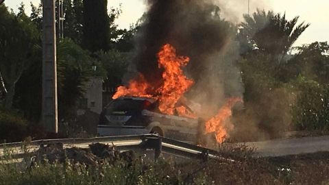 Veh&iacute;culo de la Polic&iacute;a Local de Elche en llamas