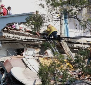 Cuerpos de rescate y voluntarios realizan labores de rescate en Ciudad de México Cuerpos de rescate y voluntarios realizan labores de rescate en Ciudad de México