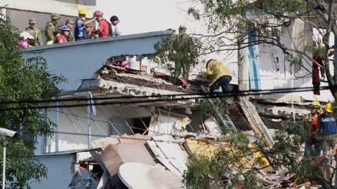 Cuerpos de rescate y voluntarios realizan labores de rescate en Ciudad de M&eacute;xico