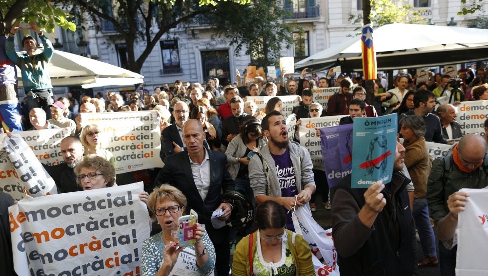  Numerosas personas comienzan a concentrarse ante la sede de la consellería de Economía de la Generalitat