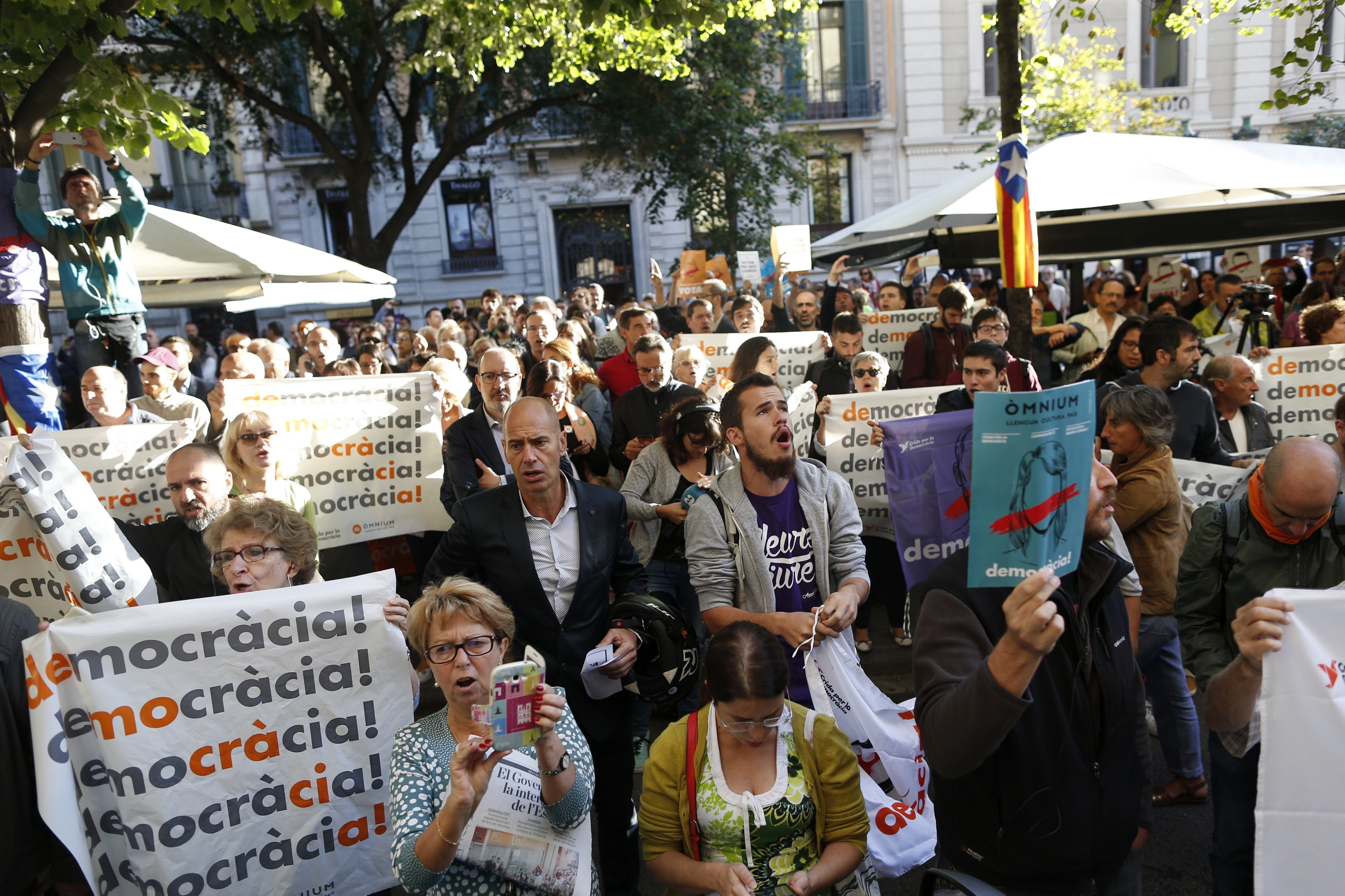 La Guardia Civil interviene entre seis y nueve millones de papeletas para votar el 1-O La Guardia Civil interviene entre seis y nueve millones de papeletas para votar el 1-O