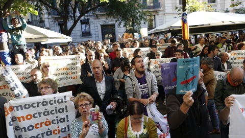  Numerosas personas comienzan a concentrarse ante la sede de la conseller&iacute;a de Econom&iacute;a de la Generalitat