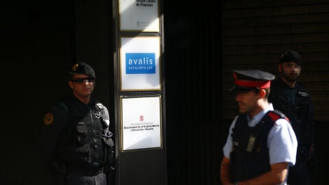 Agentes de la Guardia Civil y de los Mossos d'Esquadra en la puerta del Instituto Catal&aacute;n de Finanzas