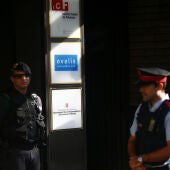 Agentes de la Guardia Civil y de los Mossos d'Esquadra en la puerta del Instituto Catalán de Finanzas