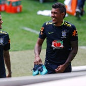 Paulinho junto a Dani Alves con Brasil