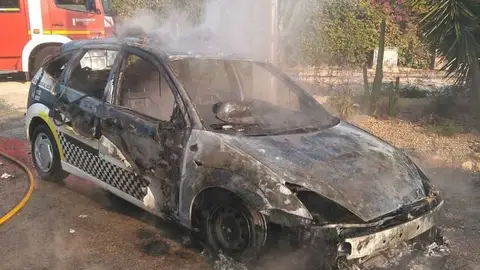 Patrulla de la Policía Local de Elche que ha sido pasto del fuego Patrulla de la Policía Local de Elche que ha sido pasto del fuego