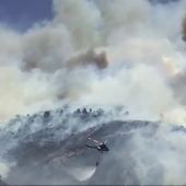 Medios aéreos y terrestres trabajan en la extinción de un incendio en Gran Canaria