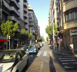 Coches circulando por la calle Reina Victoria de Elche. Coches circulando por la calle Reina Victoria de Elche.