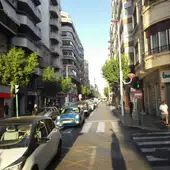 Coches circulando por la calle Reina Victoria de Elche. Coches circulando por la calle Reina Victoria de Elche.