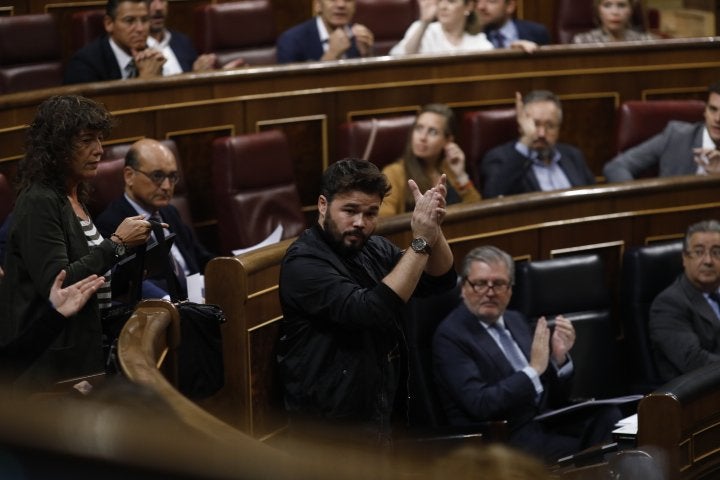 ERC abandona el pleno tras pedir a Rajoy sacar "sus sucias manos" de Cataluña ERC abandona el pleno tras pedir a Rajoy sacar "sus sucias manos" de Cataluña