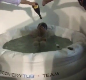 Así fue la celebración de Carlos Sainz en Singapur: champán en bañera helada Así fue la celebración de Carlos Sainz en Singapur: champán en bañera helada
