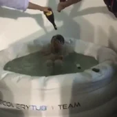 Así fue la celebración de Carlos Sainz en Singapur: champán en bañera helada Así fue la celebración de Carlos Sainz en Singapur: champán en bañera helada