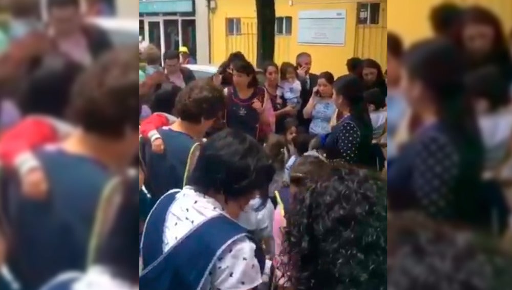Unas profesoras cantan a los niños para que no se asusten tras el terremoto de México