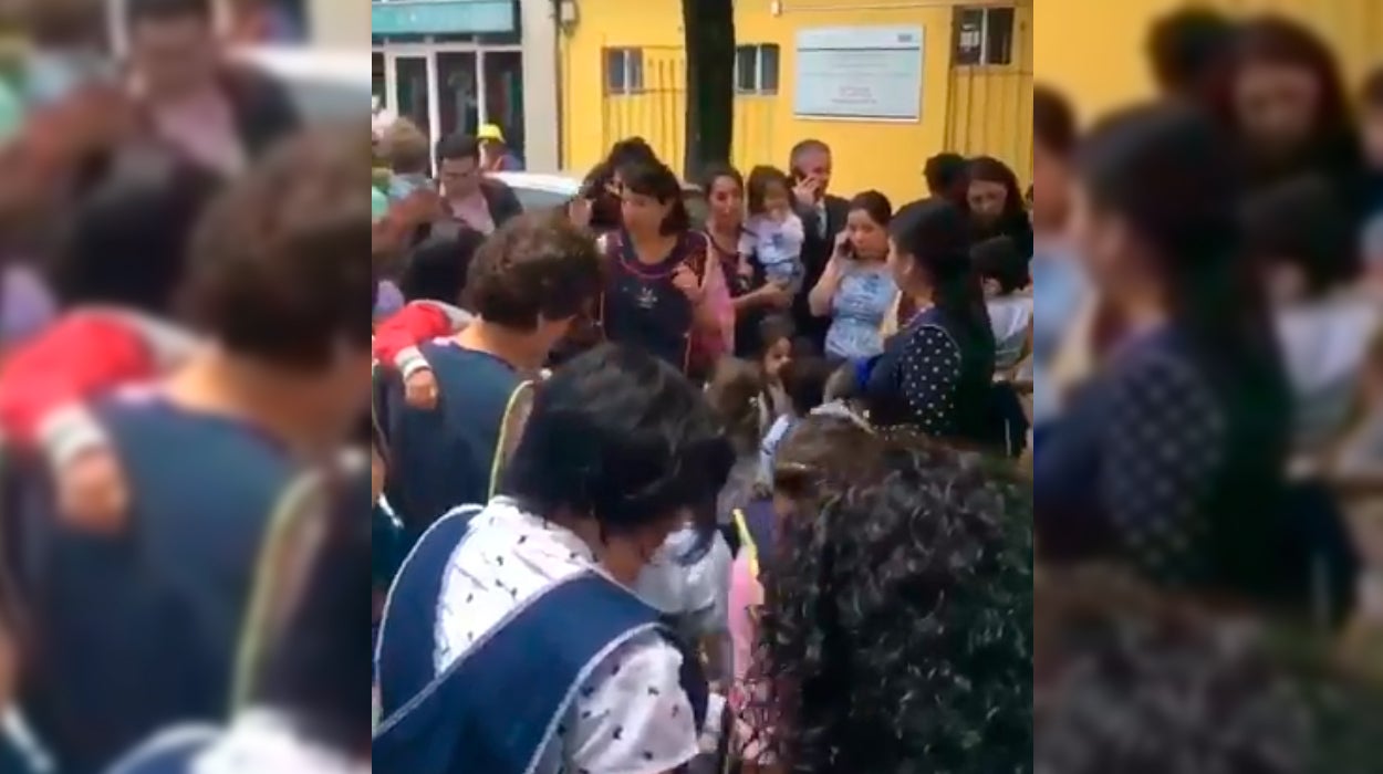 Unas profesoras cantan a los niños para que no se asusten tras el terremoto de México Unas profesoras cantan a los niños para que no se asusten tras el terremoto de México