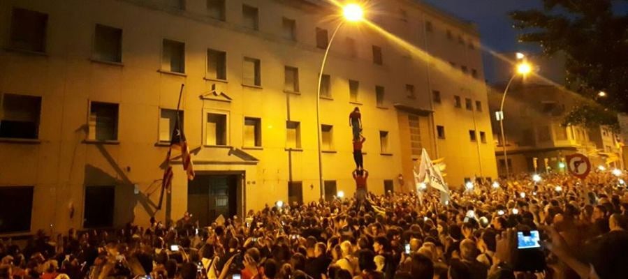 Frente a la Conselleria de Economía Frente a la Conselleria de Economía