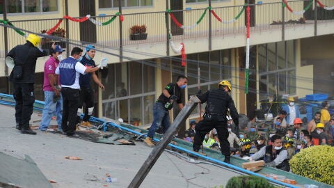 Los bomberos trabajan en las tareas de rescate en el Colegio Enrique Rebsamen