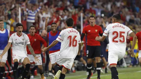 Jesús Navas celebra el gol con sus compañeros del Sevilla Jesús Navas celebra el gol con sus compañeros del Sevilla