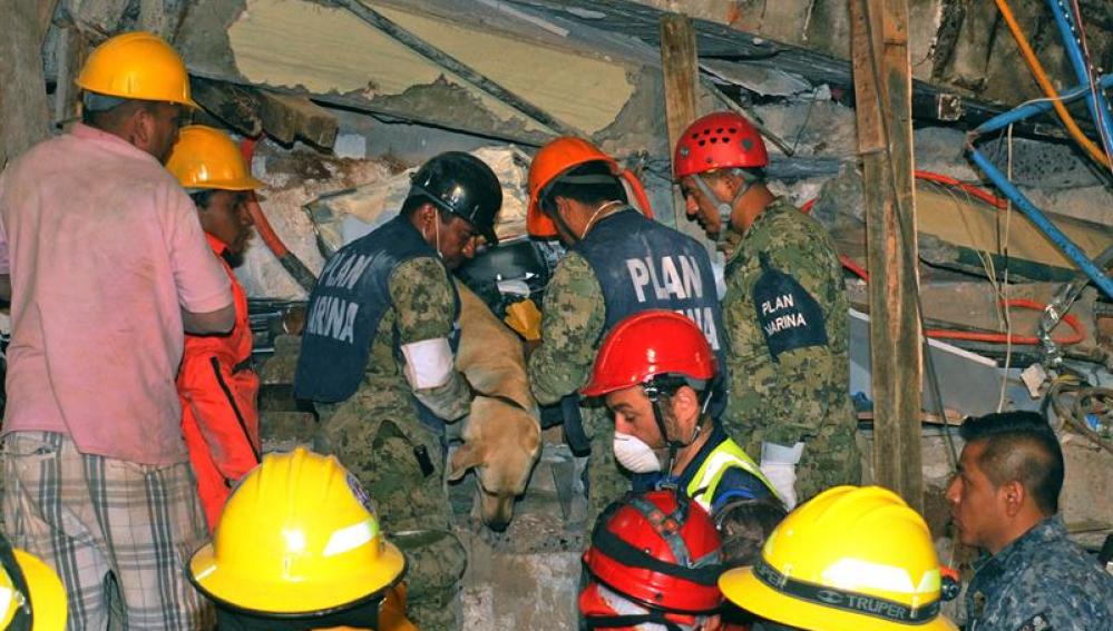 Las labores de rescate prosiguen sin descanso en México tras el terremoto