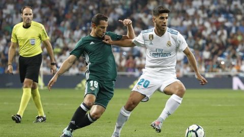 Andr&eacute;s Guardado lucha por un bal&oacute;n con Asensio.