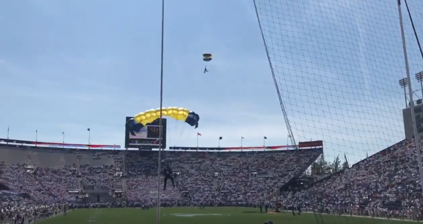 Brutal golpe de un paracaidista de los Navy Seals contra la grada antes de un partido de fútbol americano Brutal golpe de un paracaidista de los Navy Seals contra la grada antes de un partido de fútbol americano