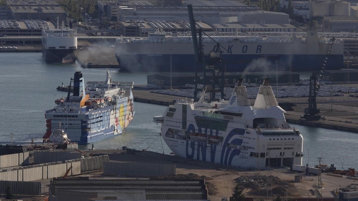 Un crucero y un ferry chocan en el Puerto de Barcelona durante una maniobra para atracar Un crucero y un ferry chocan en el Puerto de Barcelona durante una maniobra para atracar