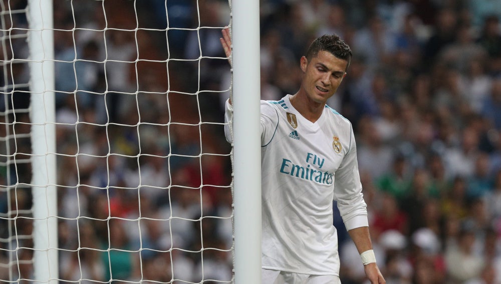 Cristiano Ronaldo golpea el palo de la portería durante el Real Madrid - Betis