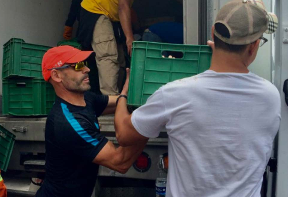 Así ayuda Paco Jémez en México tras el terremoto: "Hay mucho por hacer, la noche va a ser muy larga" Así ayuda Paco Jémez en México tras el terremoto: "Hay mucho por hacer, la noche va a ser muy larga"