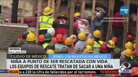 Equipos de emergencia luchan por rescatar a una ni&ntilde;a atrapada entre los escombros de una escuela