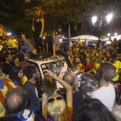 Miles de manifestantes permanecen ante la sede de la conselleria d'Economia